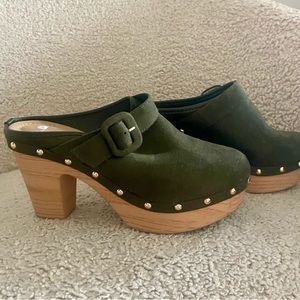 Lovely olive color suede clogs.